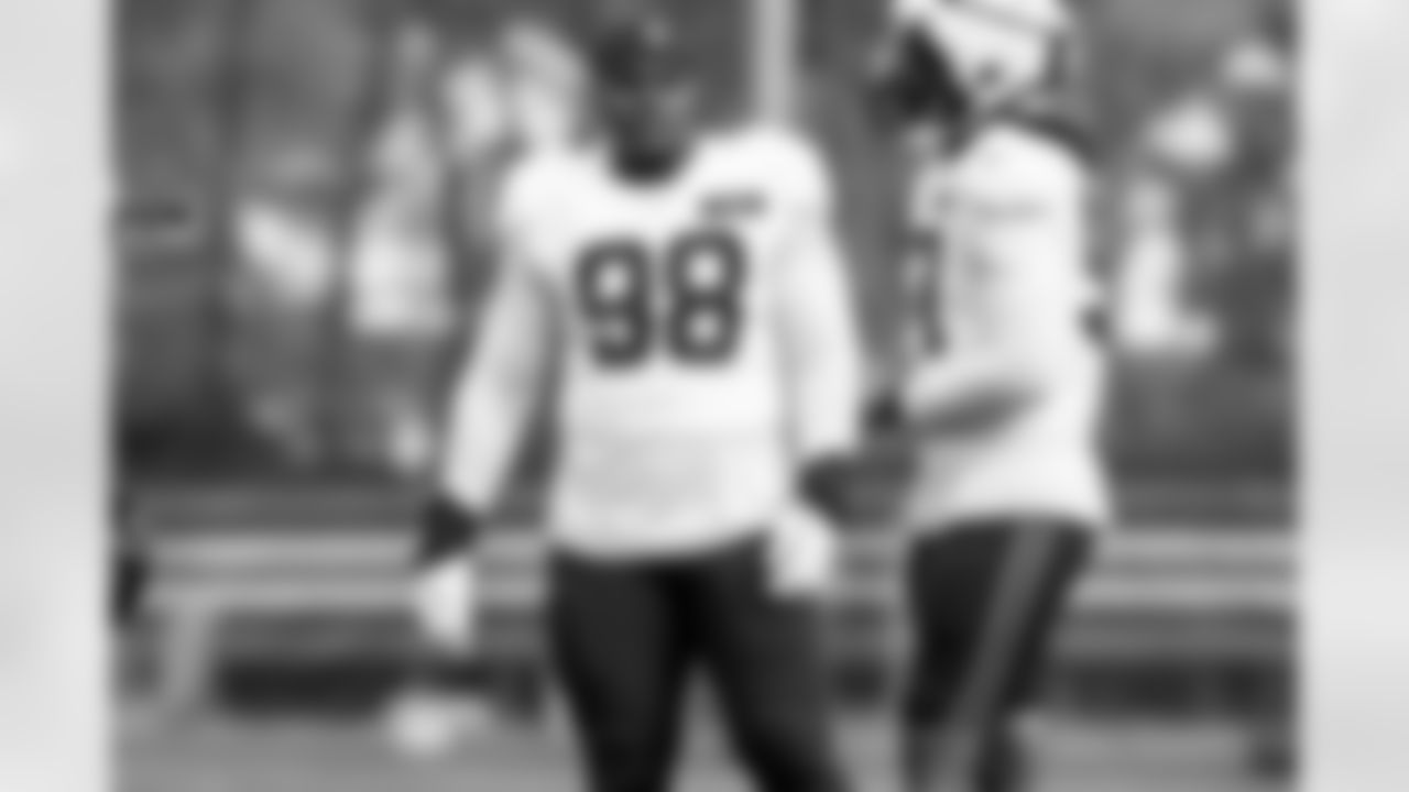 Defensive lineman Adin Huntington (98) during practice at CrossCountry Mortgage Campus on October 15, 2025.