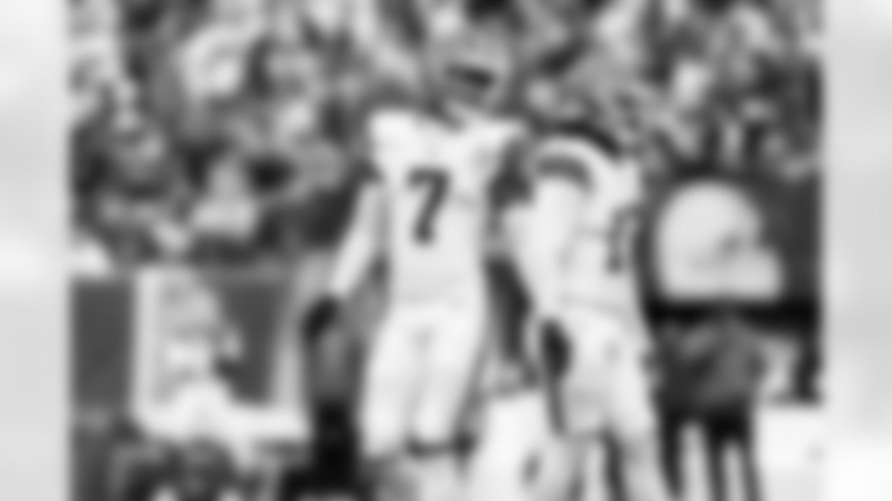 Cornerback Tyson Campbell (7) and Linebacker Jerome Baker (17) during a NFL football game between the Cleveland Browns and New York Jets on November 9, 2025 at MetLife Stadium.