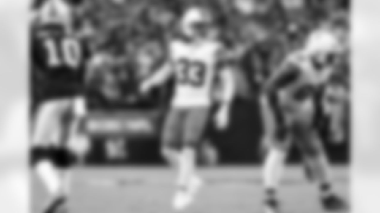 Safety Ronnie Hickman Jr. (33) during a NFL football game between the Cleveland Browns and Las Vegas Raiders on November 23, 2025 at Allegiant Stadium.