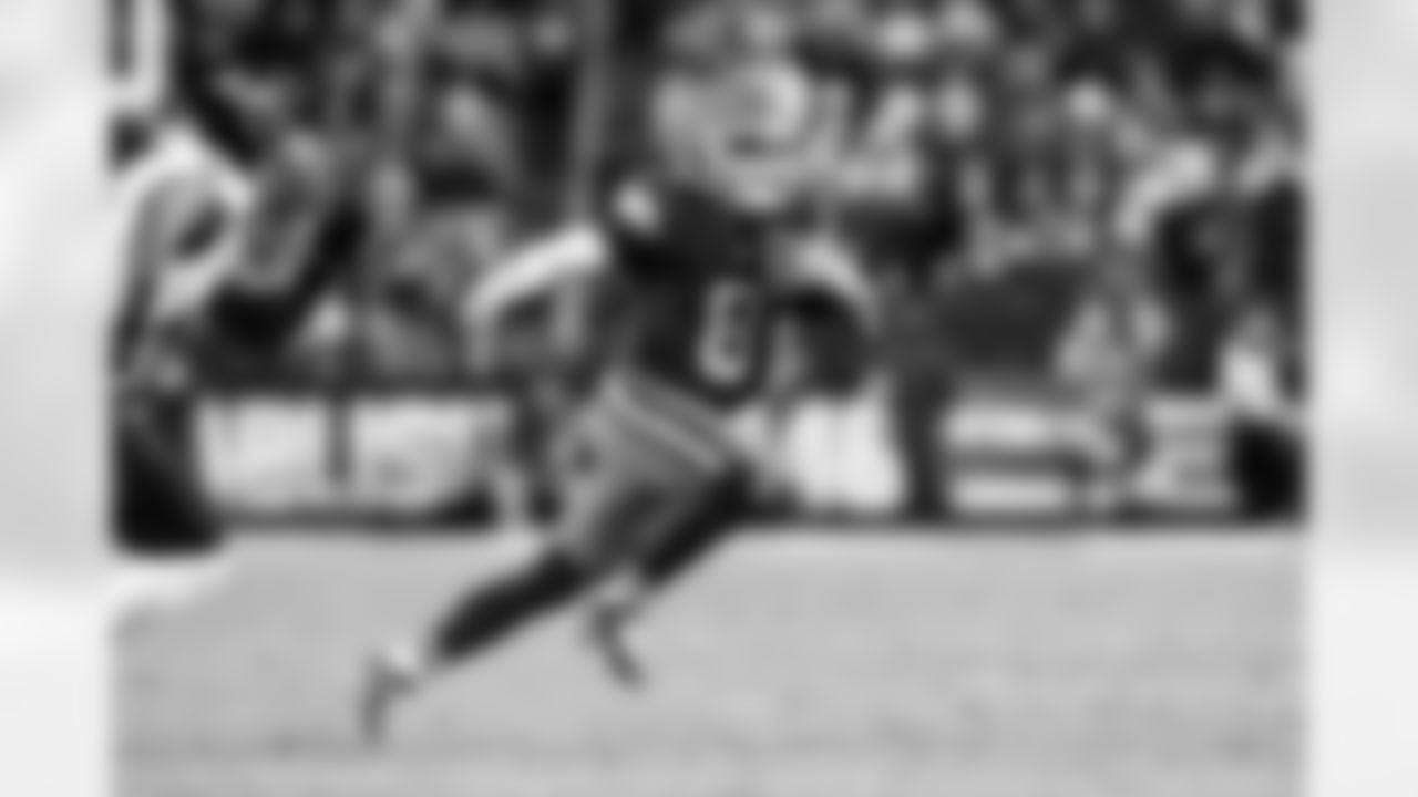 Quarterback Dillon Gabriel (8)