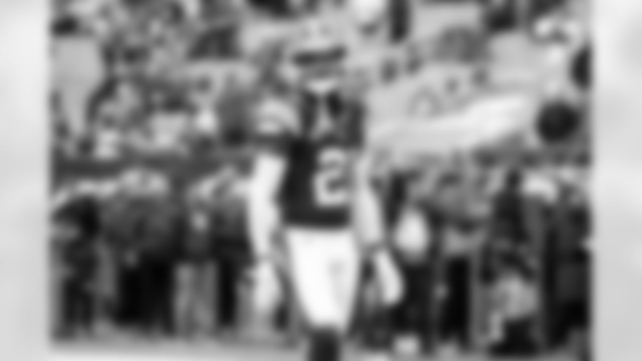 Cornerback Denzel Ward (21)