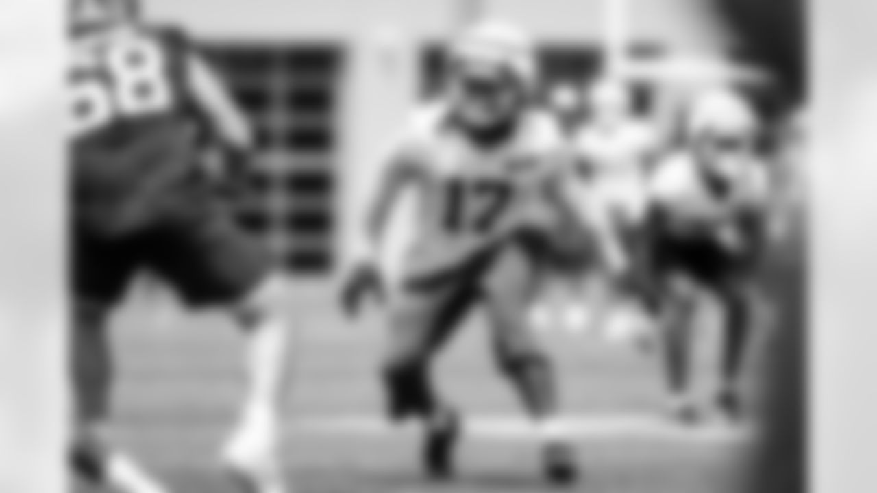 Linebacker Jerome Baker (17)