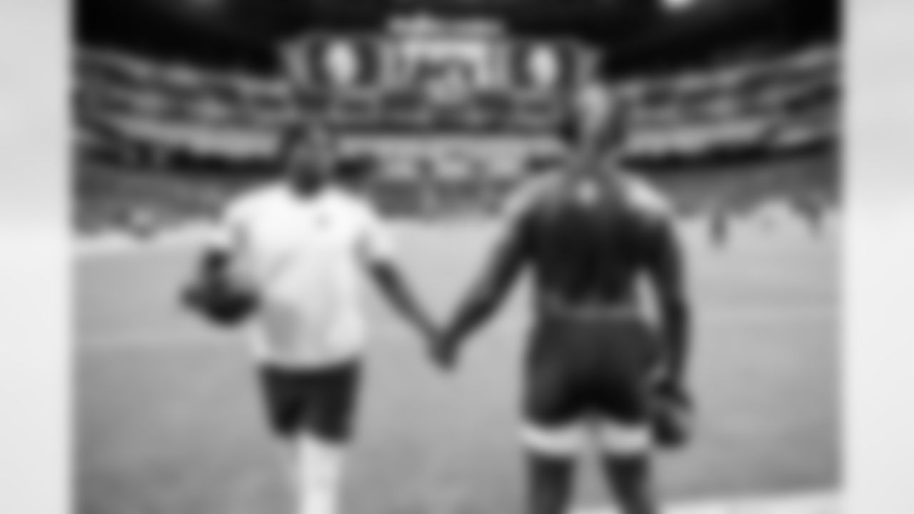 Tight end Harold Fannin Jr. (44) and Tight end David Njoku (85) before a NFL football game between the Cleveland Browns and Las Vegas Raiders on November 23, 2025 at Allegiant Stadium.