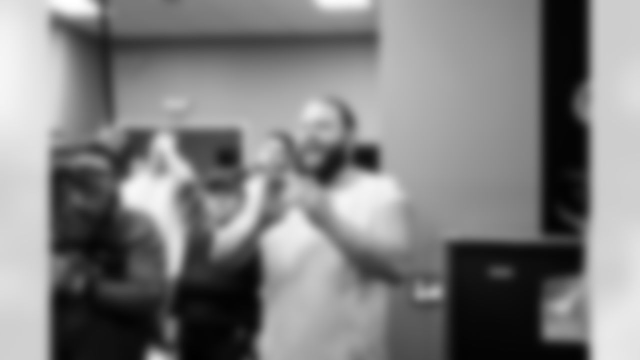 The Browns celebrate after a NFL football game between the Cleveland Browns and Las Vegas Raiders on November 23, 2025 at Allegiant Stadium.