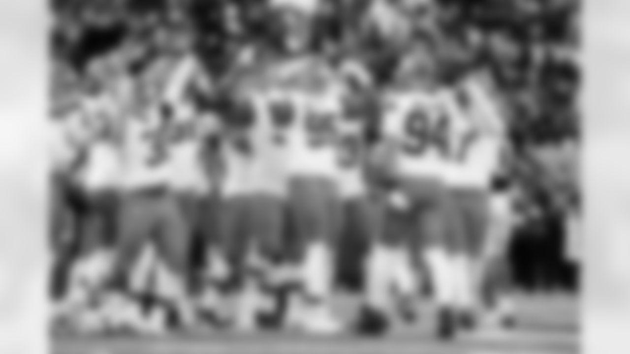 Defensive end Myles Garrett (95) and the defense during a NFL football game between the Cleveland Browns and Cincinnati Bengals on January 4, 2026 at Paycor Stadium. The Browns won 20-18.