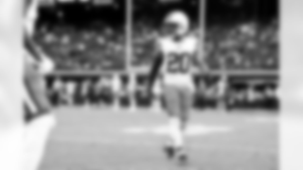 Defensive back D'Angelo Ross (20) before a NFL football game between the Cleveland Browns and Las Vegas Raiders on November 23, 2025 at Allegiant Stadium.