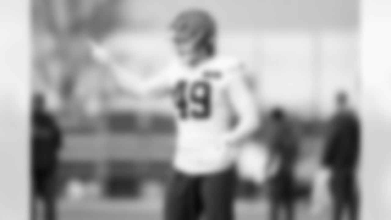 Linebacker Carson Schwesinger (49) during practice at CrossCountry Mortgage Campus on December 18, 2025.