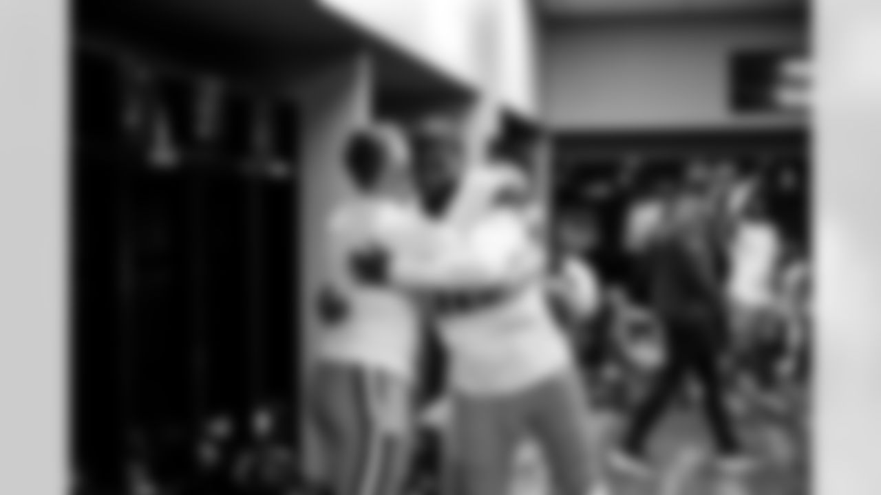 The Browns celebrate after a NFL football game between the Cleveland Browns and Las Vegas Raiders on November 23, 2025 at Allegiant Stadium.