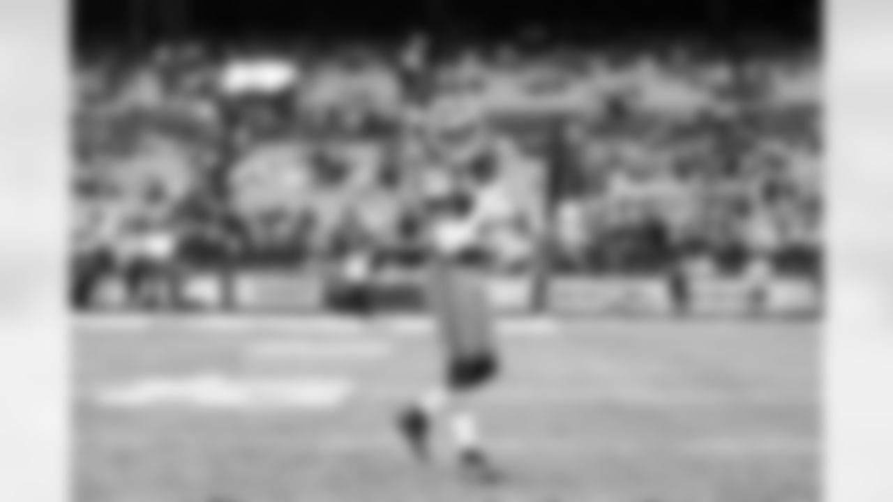 Cornerback Denzel Ward (21) before a NFL football game between the Pittsburgh Steelers and Cleveland Browns on December 28, 2025 at Huntington Bank Field.