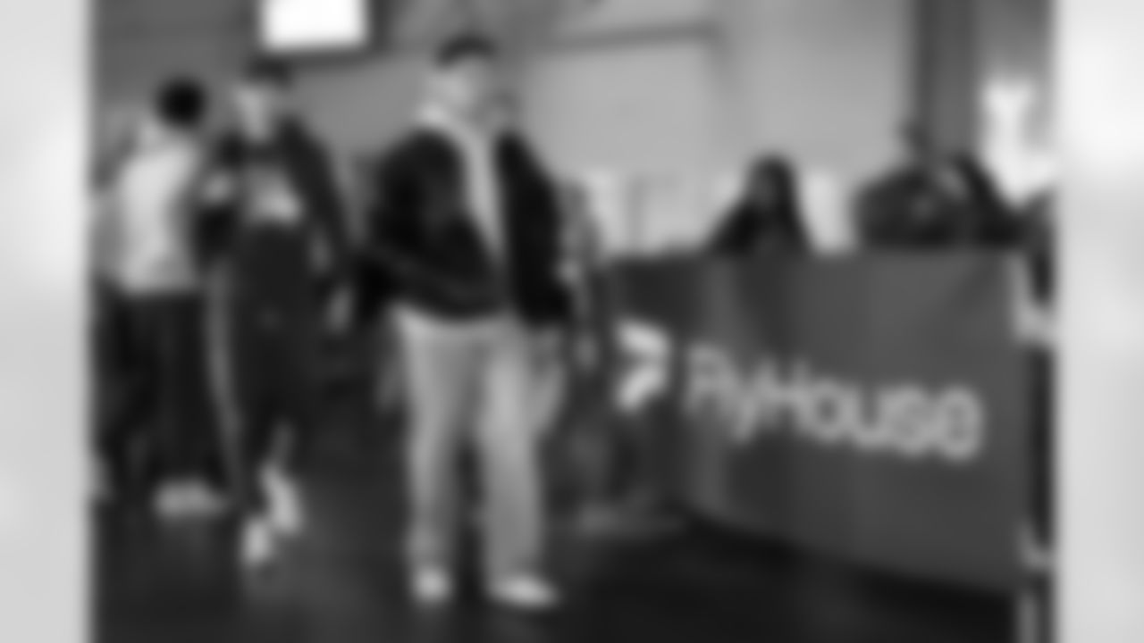 Quarterback Dillon Gabriel (8) before a NFL football game between the Cleveland Browns and New York Jets on November 9, 2025 at MetLife Stadium.