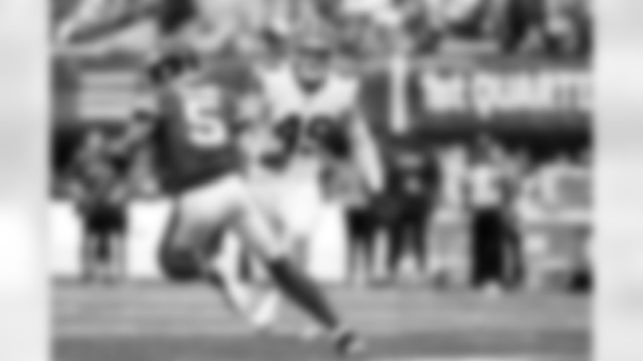 Linebacker Carson Schwesinger (49) during a NFL football game between the Cleveland Browns and New York Jets on November 9, 2025 at MetLife Stadium.