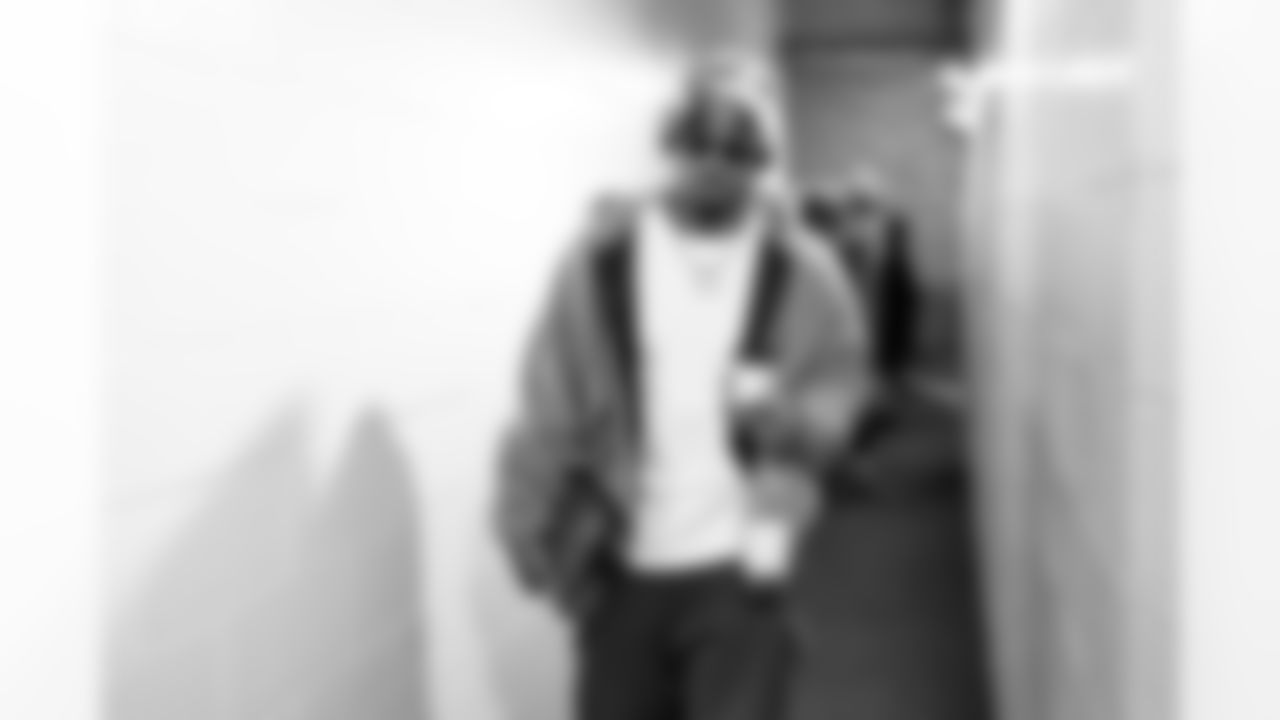 Quarterback Deshaun Watson (4) before a NFL football game between the Cleveland Browns and Chicago Bears on December 14, 2025 at Soldier Field.