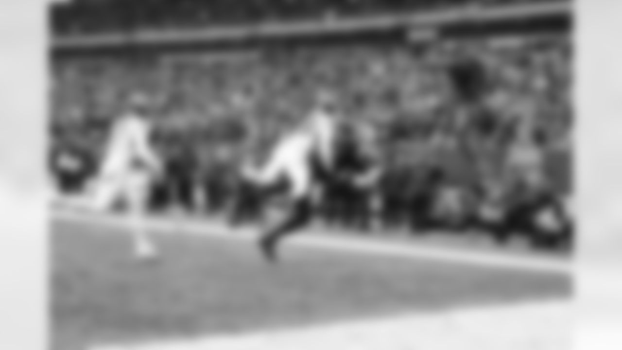 Tight end David Njoku (85) during a NFL football game between the Tennessee Titans and Cleveland Browns on December 7, 2025 at Huntington Bank Field.