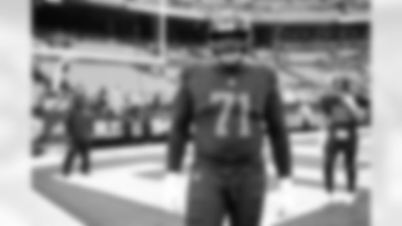 Offensive tackle Cornelius Lucas (71) before a NFL football game between the Miami Dolphins and Cleveland Browns on October 19, 2025 at Huntington Bank Field.