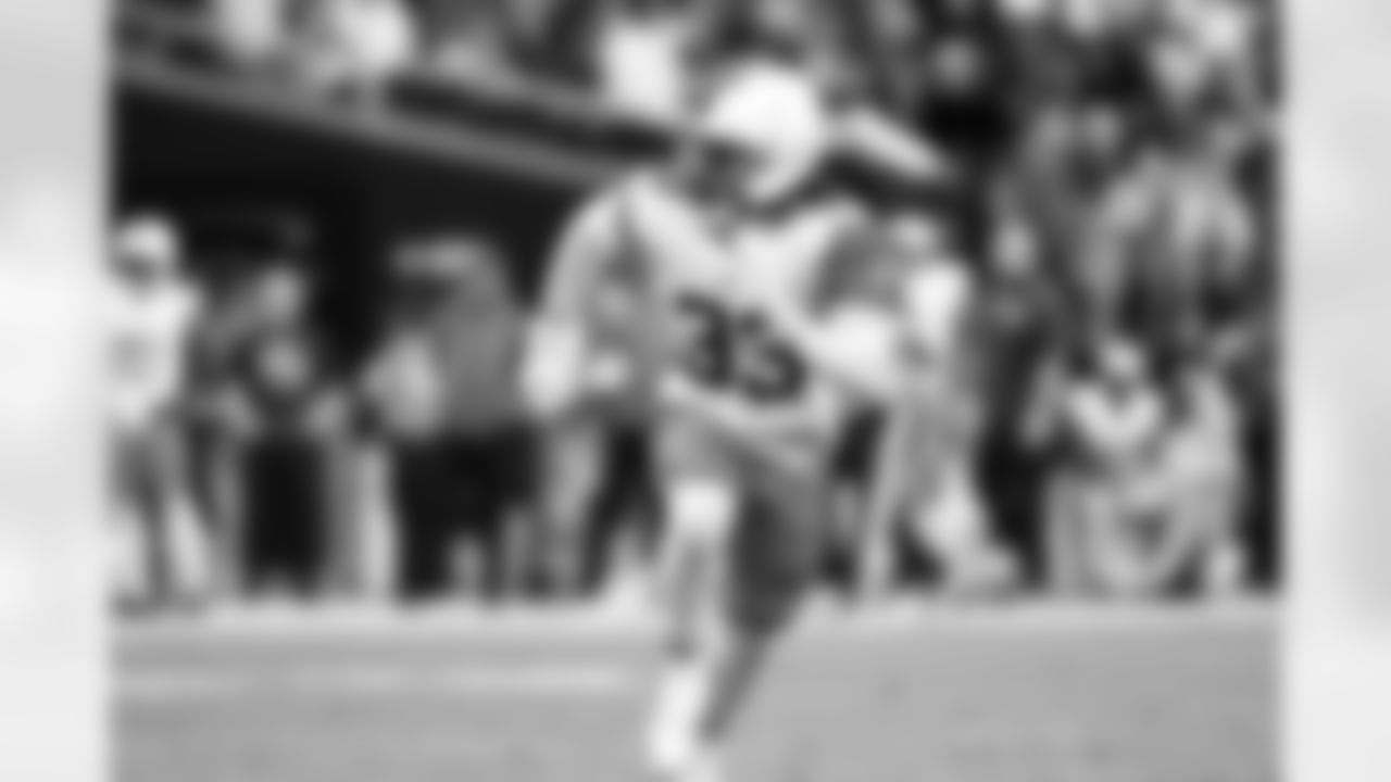 Safety Ronnie Hickman Jr. (33) during a NFL football game between the Cleveland Browns and Las Vegas Raiders on November 23, 2025 at Allegiant Stadium.