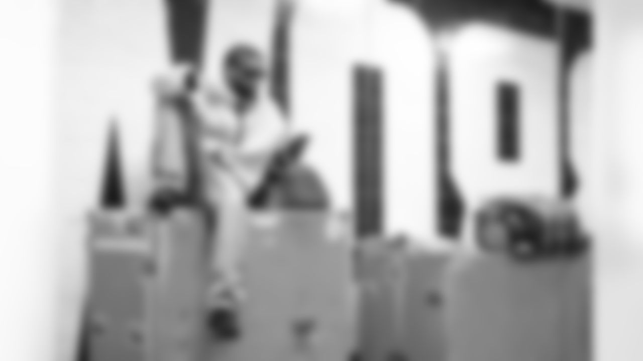 Cornerback Denzel Ward (21) before a NFL football game between the Pittsburgh Steelers and Cleveland Browns on December 28, 2025 at Huntington Bank Field.