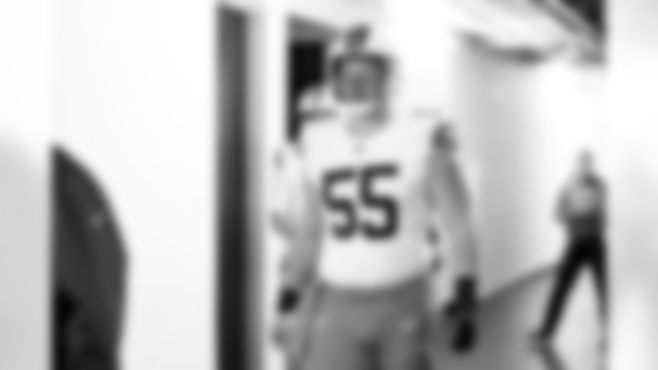 Center Ethan Pocic (55) before a NFL football game between the Cleveland Browns and Las Vegas Raiders on November 23, 2025 at Allegiant Stadium.