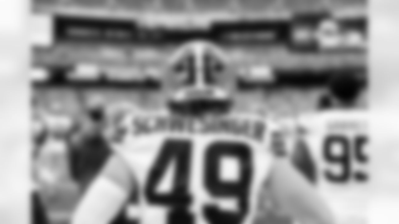 Linebacker Carson Schwesinger (49) before a NFL football game between the Cleveland Browns and New York Jets on November 9, 2025 at MetLife Stadium.