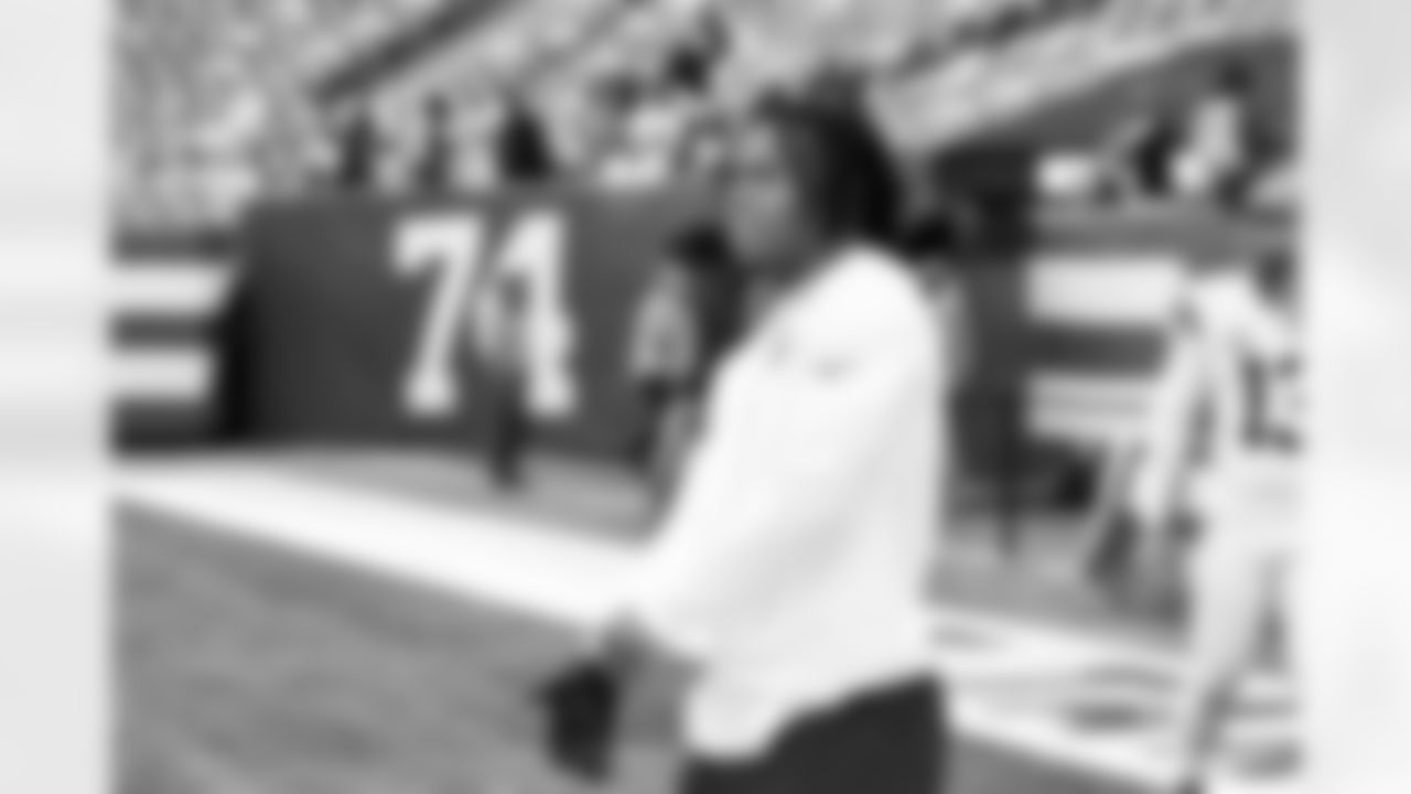 Running back Quinshon Judkins (10) before a NFL football game between the Cleveland Browns and New York Jets on November 9, 2025 at MetLife Stadium.