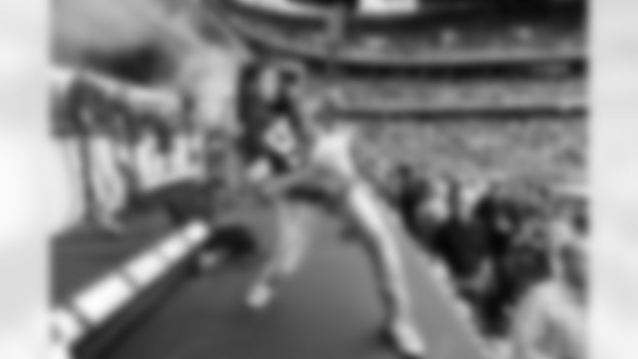 The guitar player during a NFL football game between the Minnesota Vikings and Cleveland Browns on October 5, 2025 at Tottenham Hotspur Stadium. The Browns lost 17-21.