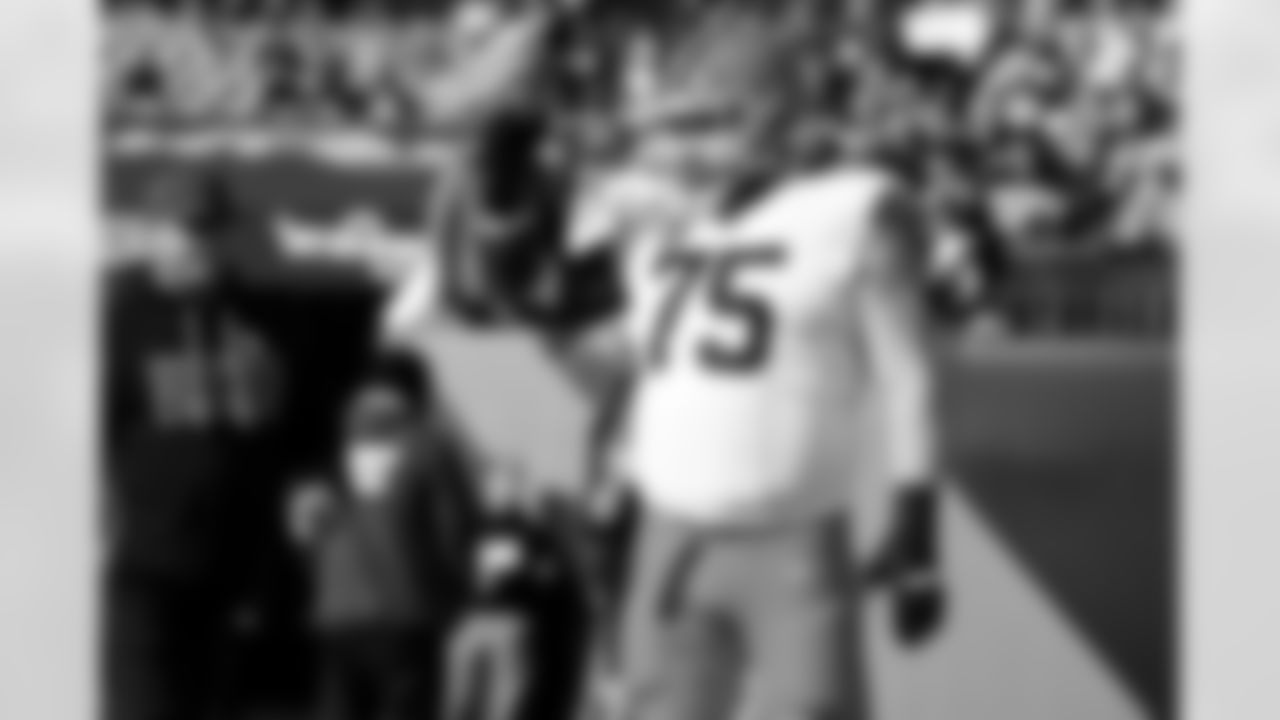 Offensive guard Joel Bitonio (75) before a NFL football game between the Cleveland Browns and Cincinnati Bengals on January 4, 2026 at Paycor Stadium.