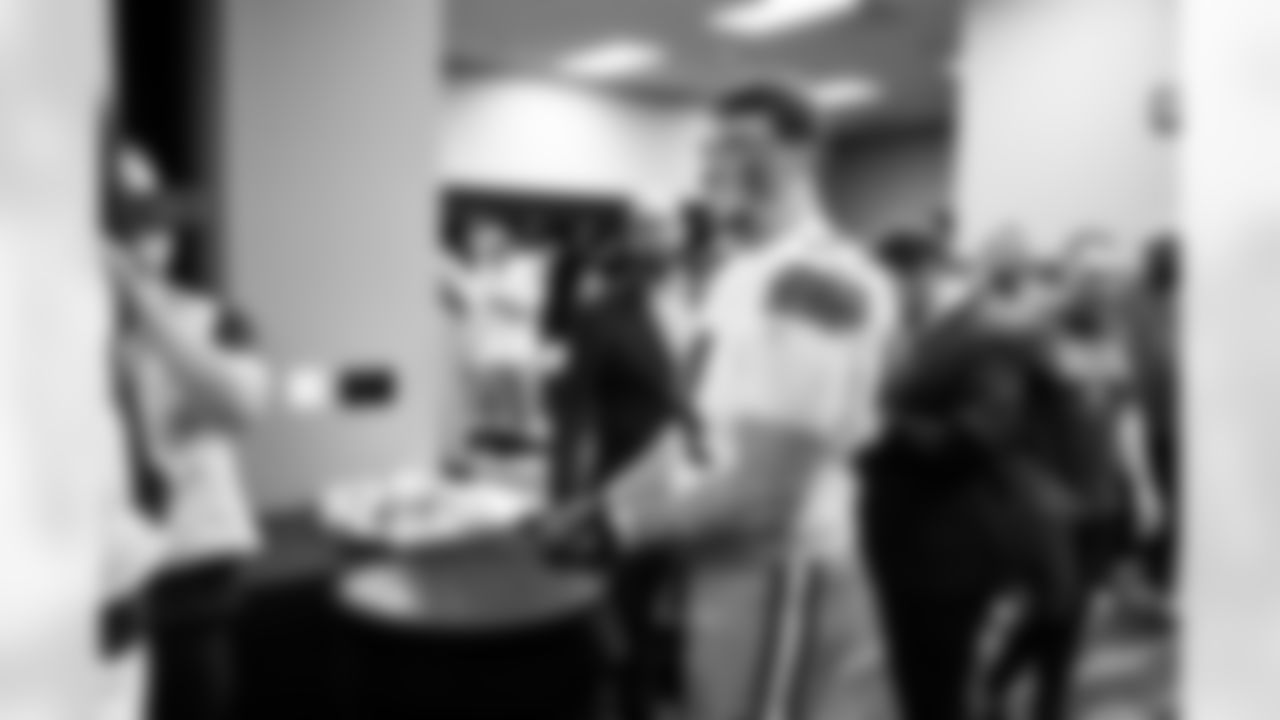 The Browns celebrate after a NFL football game between the Cleveland Browns and Las Vegas Raiders on November 23, 2025 at Allegiant Stadium.