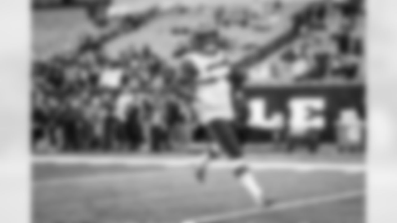 Running back Kareem Hunt (27) before a NFL football game between the Cleveland Browns and Cincinnati Bengals on January 7, 2024 at Paycor Stadium.