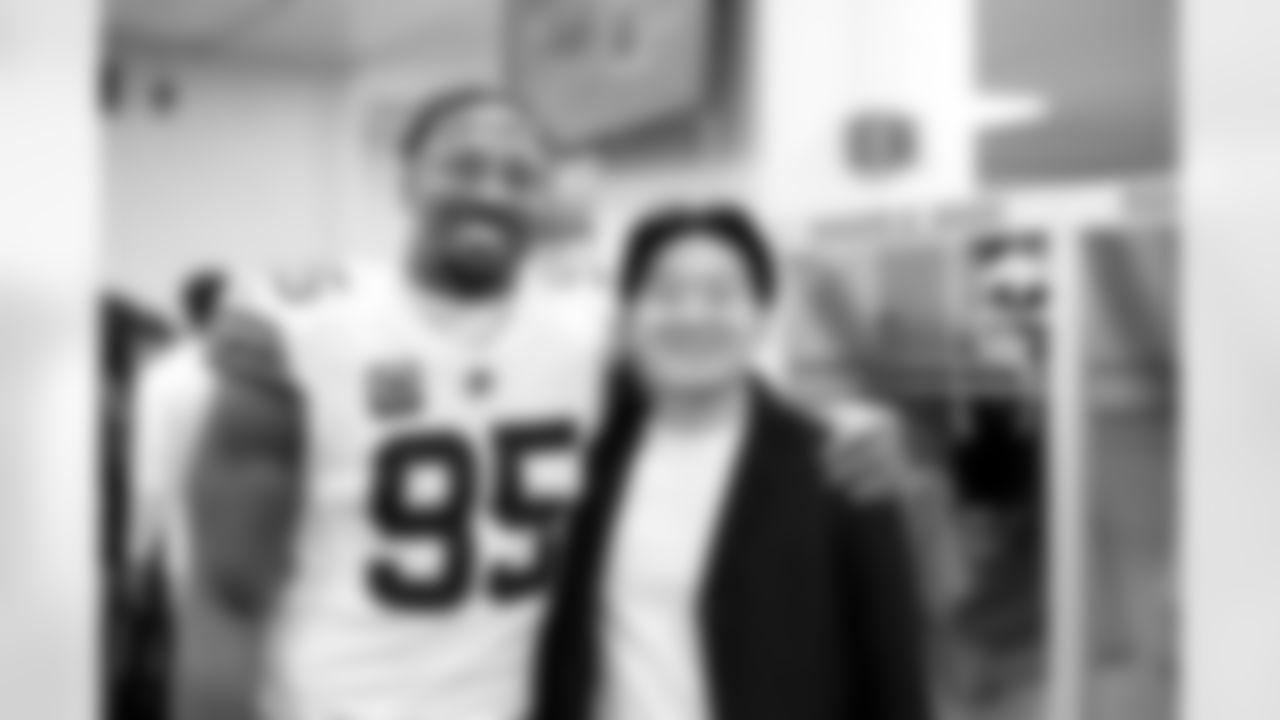 The Browns celebrate after a NFL football game between the Cleveland Browns and Cincinnati Bengals on January 4, 2026 at Paycor Stadium.