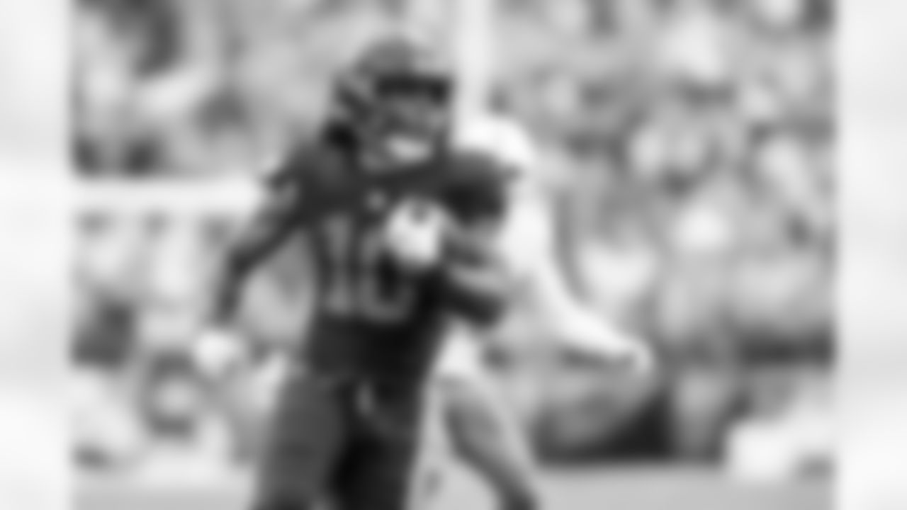 Running back Quinshon Judkins (10) during a NFL football game between the Miami Dolphins and Cleveland Browns on October 19, 2025 at Huntington Bank Field.