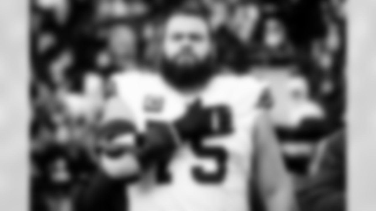 Offensive guard Joel Bitonio (75)