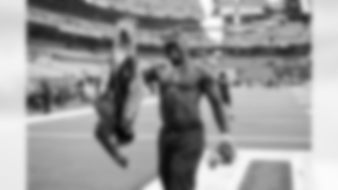 Tight end David Njoku (85) before a NFL football game between the Miami Dolphins and Cleveland Browns on October 19, 2025 at Huntington Bank Field.