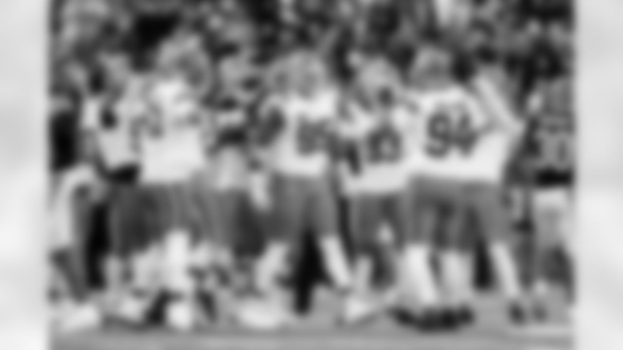 Defensive end Myles Garrett (95) and the defense during a NFL football game between the Cleveland Browns and Cincinnati Bengals on January 4, 2026 at Paycor Stadium. The Browns won 20-18.