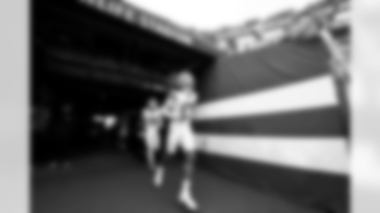 Safety Ronnie Hickman Jr. (33) before a NFL football game between the Cleveland Browns and New York Jets on November 9, 2025 at MetLife Stadium.