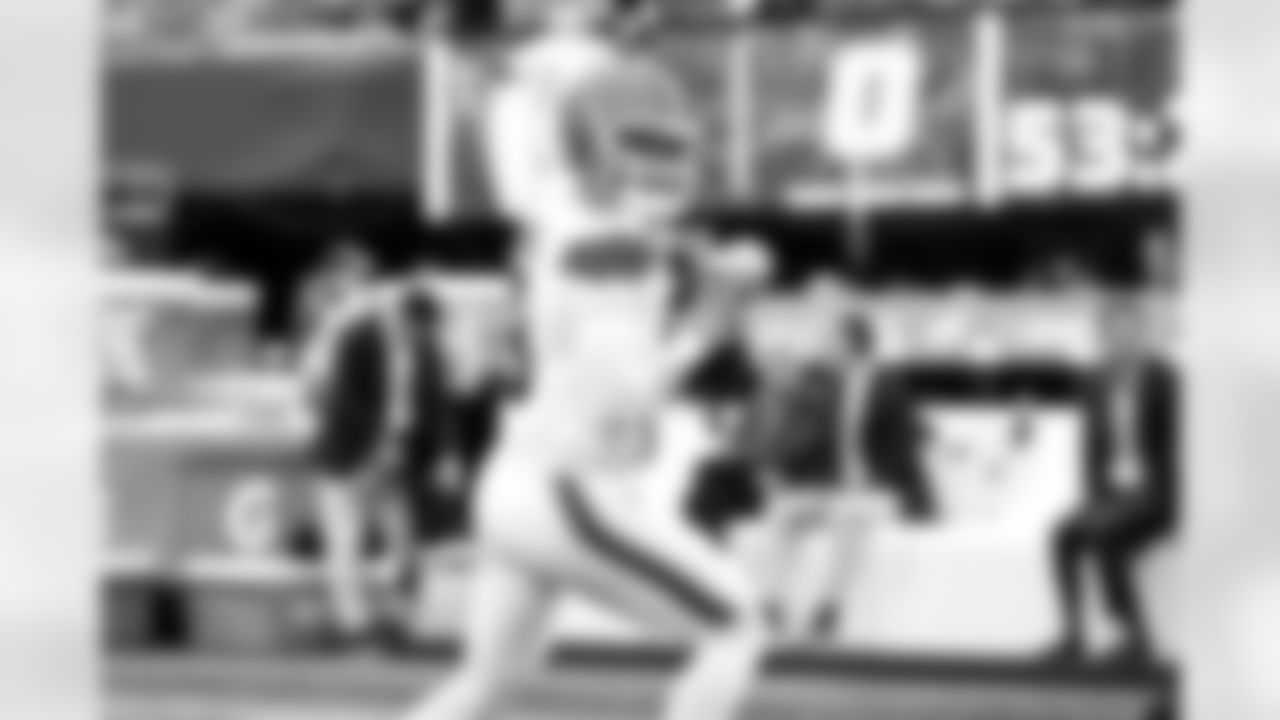 Quarterback Dillon Gabriel (8) before a NFL football game between the Cleveland Browns and New York Jets on November 9, 2025 at MetLife Stadium.