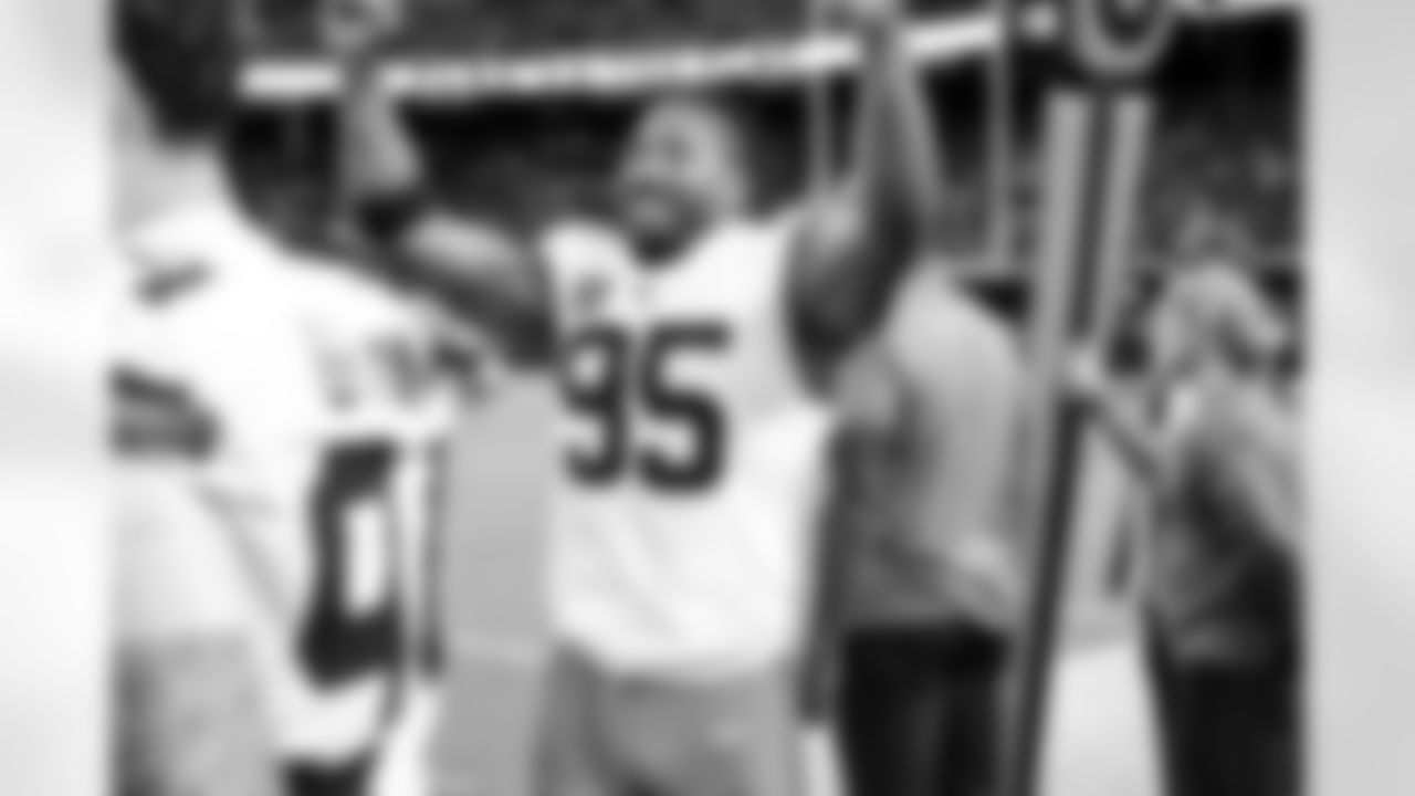 The Browns celebrate after a NFL football game between the Cleveland Browns and Las Vegas Raiders on November 23, 2025 at Allegiant Stadium.