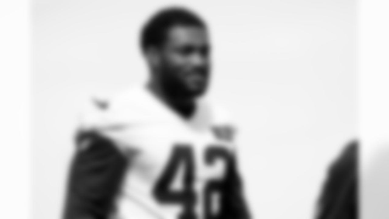 Linebacker Easton Mascarenas-Arnold (42)