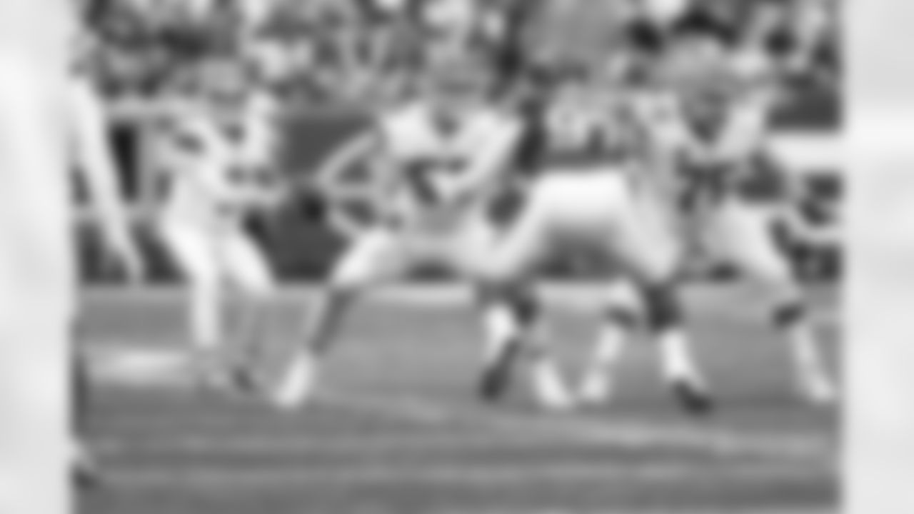 Center Ethan Pocic (55) and Offensive guard Joel Bitonio (75) during a NFL football game between the Cleveland Browns and New York Jets on November 9, 2025 at MetLife Stadium.