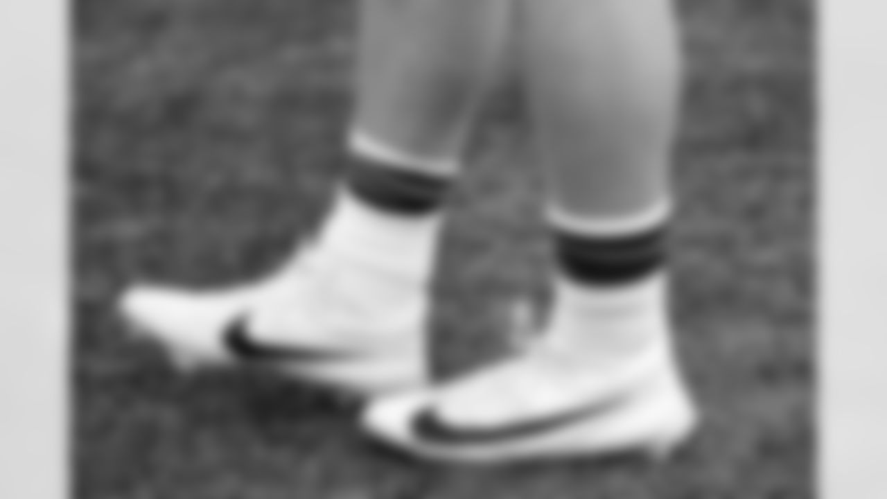 Linebacker Carson Schwesinger (49) before a NFL football game between the Cleveland Browns and New York Jets on November 9, 2025 at MetLife Stadium.