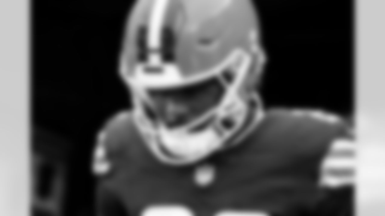 Running back Dylan Sampson (22) before a NFL football game between the Pittsburgh Steelers and Cleveland Browns on December 28, 2025 at Huntington Bank Field.