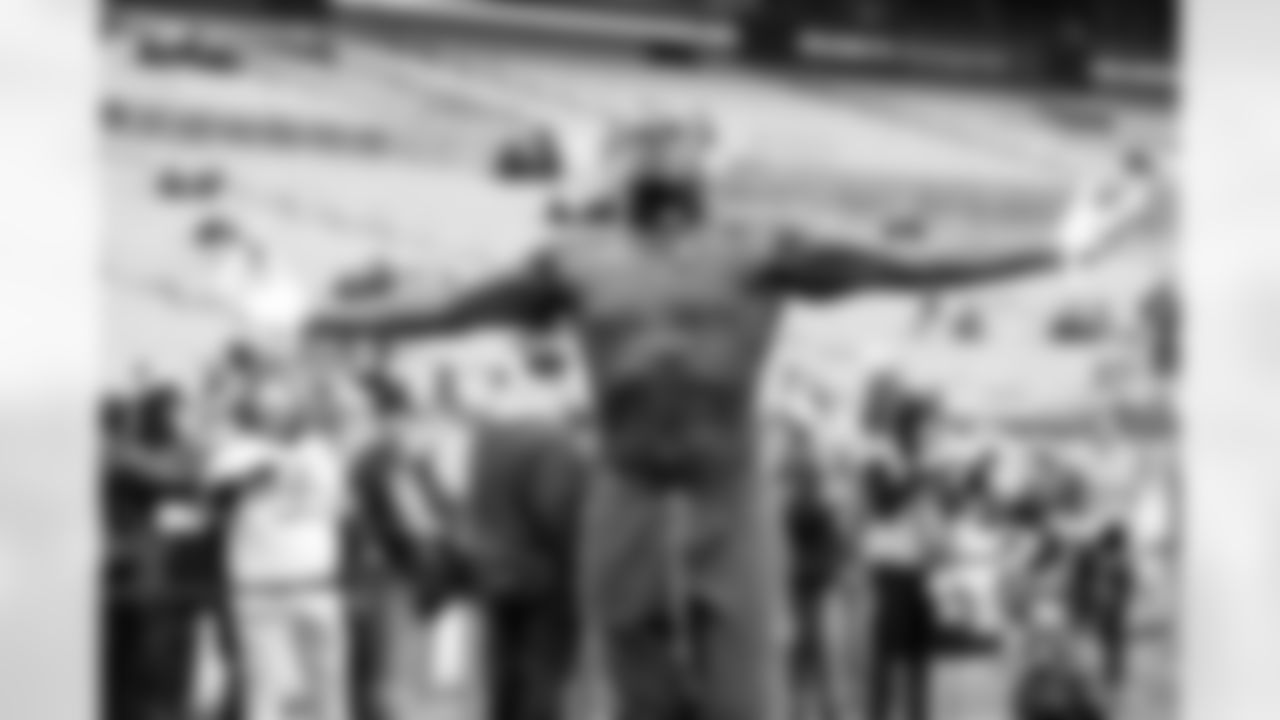 Tight end David Njoku (85) before a NFL football game between the Baltimore Ravens and Cleveland Browns on November 16, 2025 at Huntington Bank Field.