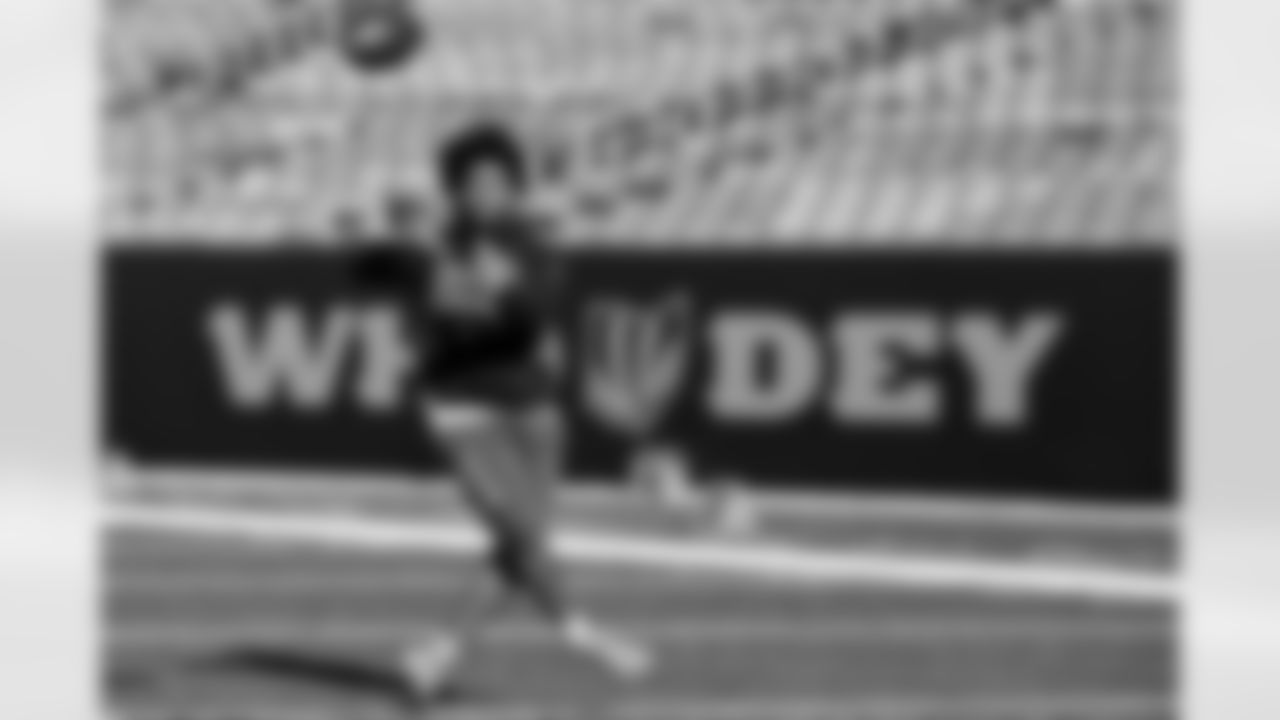 Running back Dylan Sampson (22) before a NFL football game between the Cleveland Browns and Cincinnati Bengals on January 4, 2026 at Paycor Stadium.