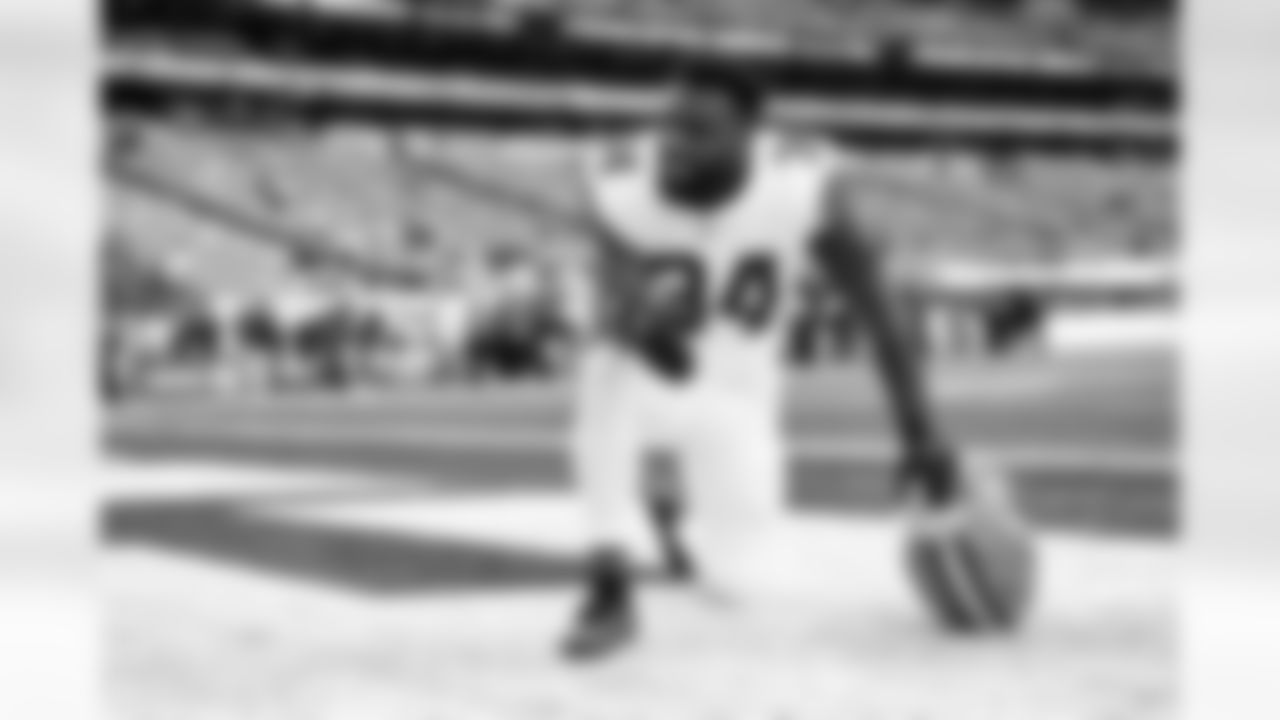 Running back Jerome Ford (34) before a NFL football game between the Cleveland Browns and New York Jets on November 9, 2025 at MetLife Stadium.