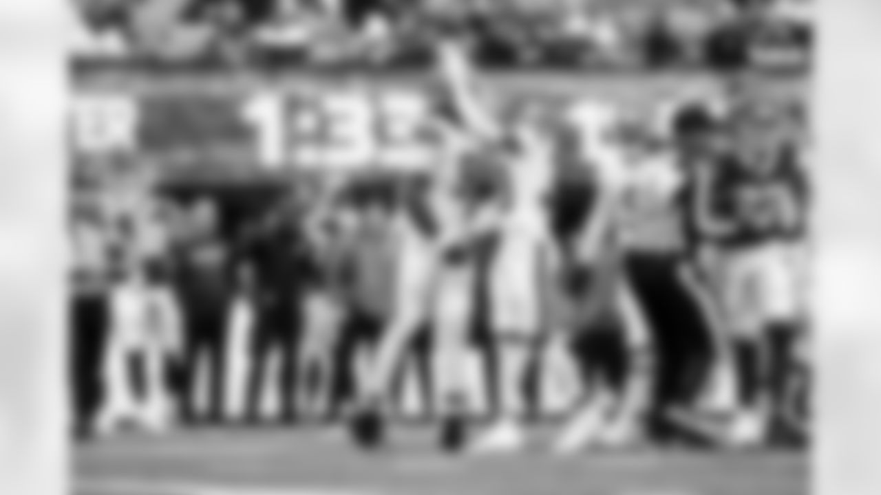 Defensive end Alex Wright (91) and Safety Ronnie Hickman Jr. (33) during a NFL football game between the Cleveland Browns and New York Jets on November 9, 2025 at MetLife Stadium.