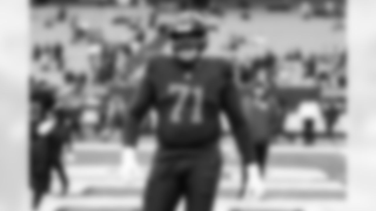 Offensive tackle Cornelius Lucas (71)