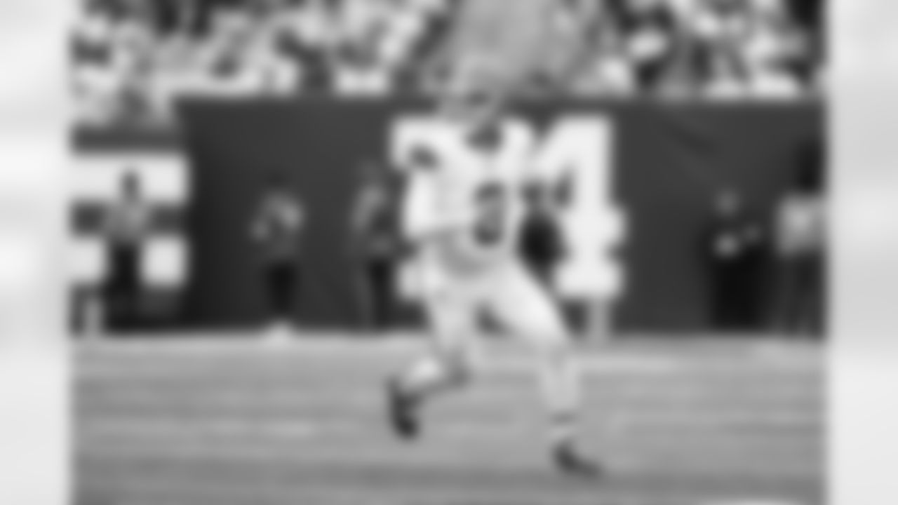 Quarterback Dillon Gabriel (8) during a NFL football game between the Cleveland Browns and New York Jets on November 9, 2025 at MetLife Stadium.