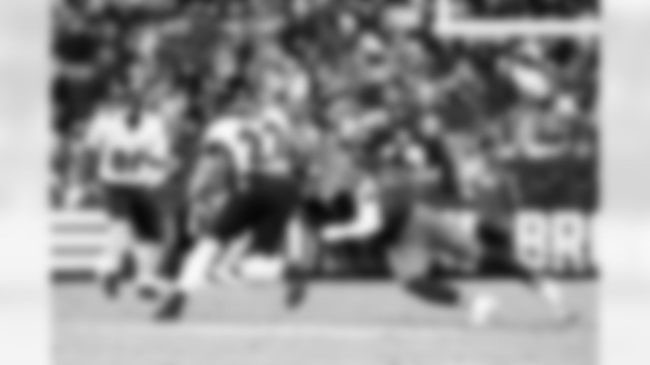 Linebacker Carson Schwesinger (49) during a NFL football game between the Baltimore Ravens and Cleveland Browns on November 16, 2025 at Huntington Bank Field. The Browns lost 16-23.