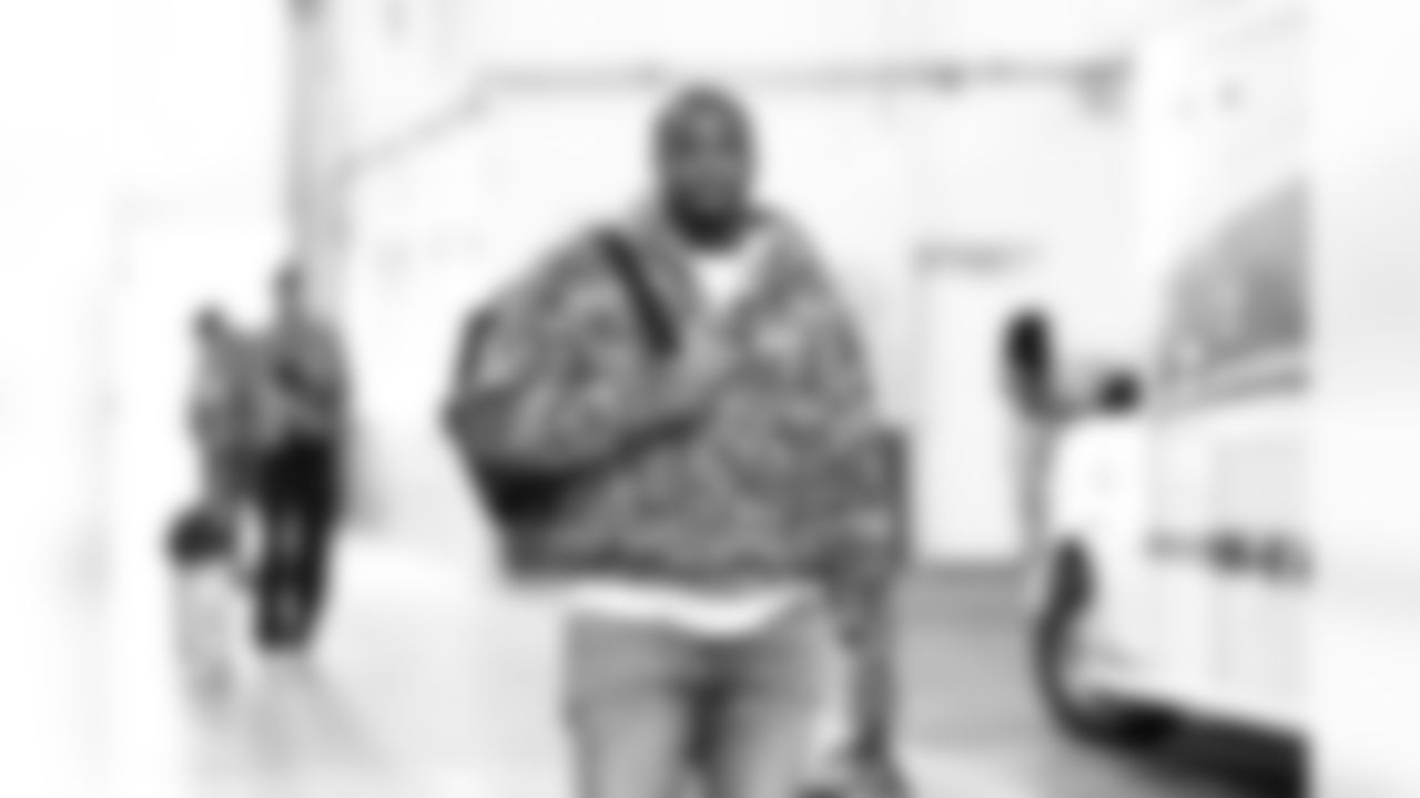 Offensive tackle Cornelius Lucas (71) before a NFL football game between the Cleveland Browns and Cincinnati Bengals on January 4, 2026 at Paycor Stadium.