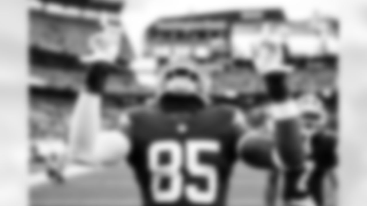 Tight end David Njoku (85) before a NFL football game between the Baltimore Ravens and Cleveland Browns on November 16, 2025 at Huntington Bank Field.