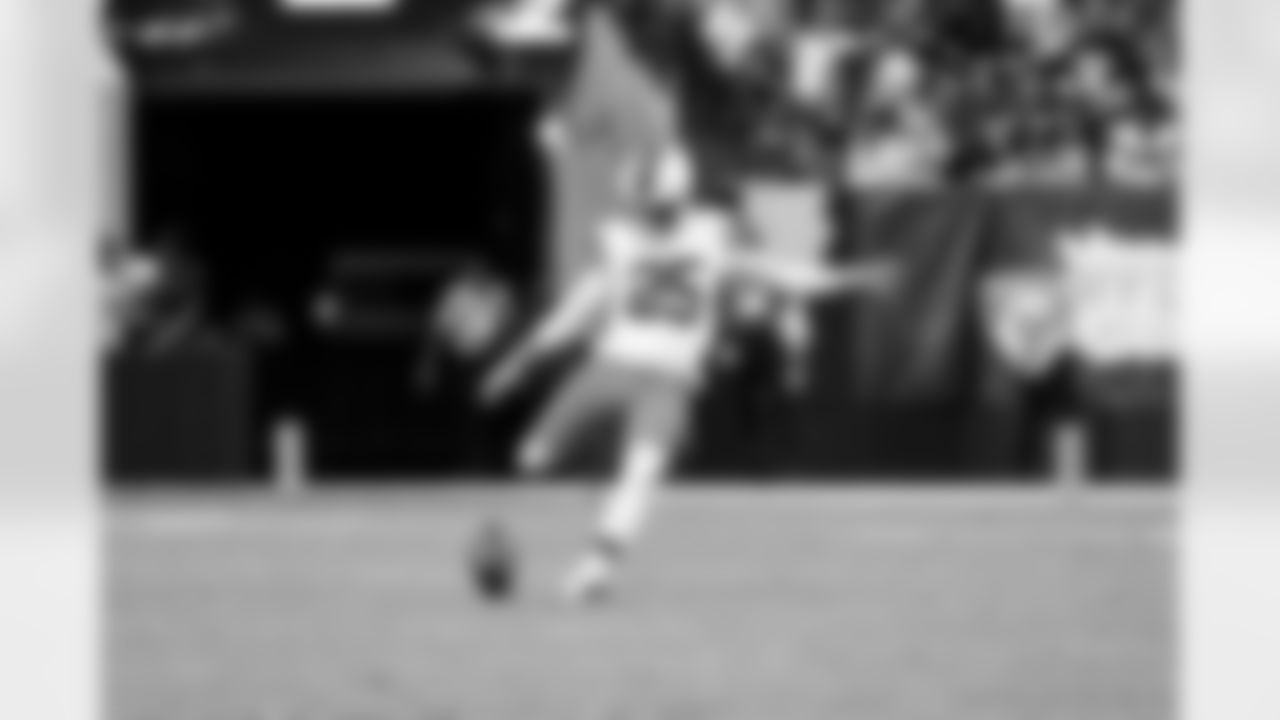 Kicker Andre Szmyt (25) during a NFL football game between the Cleveland Browns and Las Vegas Raiders on November 23, 2025 at Allegiant Stadium.