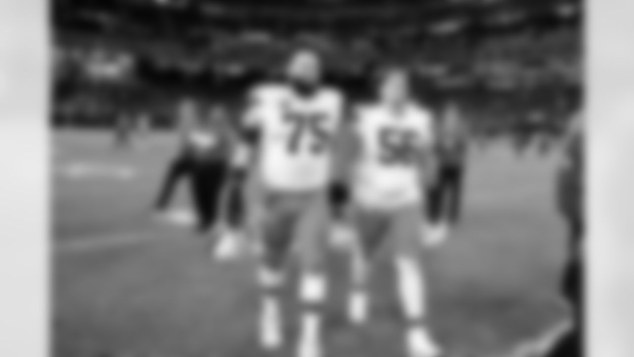 The Browns celebrate after a NFL football game between the Cleveland Browns and Las Vegas Raiders on November 23, 2025 at Allegiant Stadium.